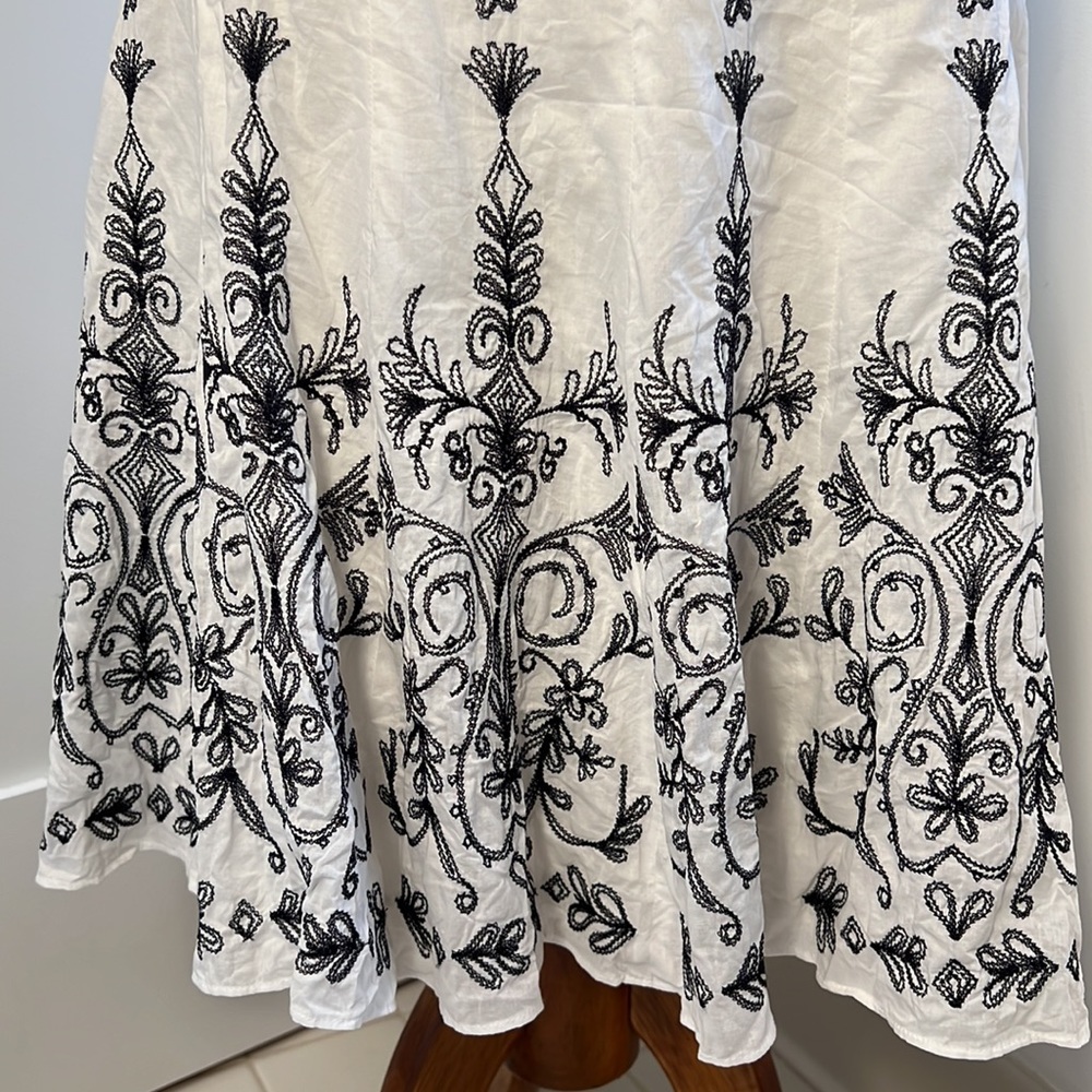 Tahari flared white skirt with embroidered design, size: 6, 100% cotton - Picture 3 of 10